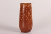 Gunnar Nylund og Rörstrand
Slank vase med rudemønster
dekoreret med glasur i orange/brune nuancer
Sign monogram GN for Gunnar Nylund
Rörstrand Sweden
Højde 18 cm
Diameter 8,5 cm
Fin stand uden skår, revner eller rep.
emne nr:
310650 Gunnar Nylund og Rörstrand
Slank vase med rudemønster
dekoreret med glasur i orange/brune nuancer
Sign monogram GN for Gunnar Nylund
Rörstrand Sweden
Højde 18 cm
Diameter 8,5 cm
Fin stand uden skår, revner eller rep.
emne nr:
310650