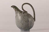 Arne Bang (1901-1983)
Spaltekande af stentøj
dekoreret med glasur i forskellige
grå og grønlige nuancer med islet af blåt
Sign monogram for Arne Bang
Bredde 11,5 cm
Højde 15 cm
Fin stand uden skår eller reparation
emne nr:
316264 Arne Bang (1901-1983)
Spaltekande af stentøj
dekoreret med glasur i forskellige
grå og grønlige nuancer med islet af blåt
Sign monogram for Arne Bang
Bredde 11,5 cm
Højde 15 cm
Fin stand uden skår eller reparation
emne nr:
316264