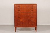 Danish Modern
Kommode med 7 skuffer
fremstillet af teak
Højde 115 cm
Bredde 91 cm
Dybde 47 cm
Dansk Møbelproducent
Fin stand efter alm brug
Kommoden kan beses efter aftale
emne nr:
318394 Danish Modern
Kommode med 7 skuffer
fremstillet af teak
Højde 115 cm
Bredde 91 cm
Dybde 47 cm
Dansk Møbelproducent
Fin stand efter alm brug
Kommoden kan beses efter aftale
emne nr:
318394