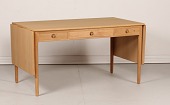 Hans J. Wegner (1914-2007)
Skrivebord AT 305
m/3 skuffer og klapper
fremstillet af egetræ og egefiner
Længde 140/234 cm
Bredde 76 cm
Højde 73/59 cm
Producent: Andreas Tuck
Fin stand
Skrivebordet kan kun beses efter aftale
emne nr:
320103 Hans J. Wegner (1914-2007)
Skrivebord AT 305
m/3 skuffer og klapper
fremstillet af egetræ og egefiner
Længde 140/234 cm
Bredde 76 cm
Højde 73/59 cm
Producent: Andreas Tuck
Fin stand
Skrivebordet kan kun beses efter aftale
emne nr:
320103