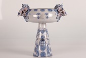 Bjørn Wiinblad (1918-2006)
Stor Eva opsats dekoreret med blålige nuancer
Model V 15
Prydet m/blomster med noter af rosa farve
Højde 40 cm
Bredde 38 cm
Fin stand efter almindelig brug
- se foto af lille afslag og limet blad
emne nr:
324049 Bjørn Wiinblad (1918-2006)
Stor Eva opsats dekoreret med blålige nuancer
Model V 15
Prydet m/blomster med noter af rosa farve
Højde 40 cm
Bredde 38 cm
Fin stand efter almindelig brug
- se foto af lille afslag og limet blad
emne nr:
324049