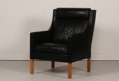 Børge Mogensen (1914-1972)
Øreklapstole nr. 2431 med egeben
betrukket med sort læder
monteret med nye hynder indeni
Producent: Fredericia Furniture
Højde 97 cm
Bredde 71 cm
Dybde 82 cm
Sædehøjde 45 cm
Rigtig fin stand med smuk patina
og gode hynder
Stolen kan beses efter aftale
emne nr:
326546 Børge Mogensen (1914-1972)
Øreklapstole nr. 2431 med egeben
betrukket med sort læder
monteret med nye hynder indeni
Producent: Fredericia Furniture
Højde 97 cm
Bredde 71 cm
Dybde 82 cm
Sædehøjde 45 cm
Rigtig fin stand med smuk patina
og gode hynder
Stolen kan beses efter aftale
emne nr:
326546