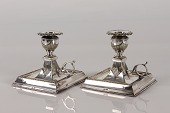 Par lysestager i Empirestil med finger håndtag a la kammerstagerne
Fremstillet af 2 tårnet forsølvet metal ca år 1900
med stempel CEB + NS
Højde 10,5 cm - fod 12 x 12 cm
Fin stand med alm. patina
emne nr:
328259 Par lysestager i Empirestil med finger håndtag a la kammerstagerne
Fremstillet af 2 tårnet forsølvet metal ca år 1900
med stempel CEB + NS
Højde 10,5 cm - fod 12 x 12 cm
Fin stand med alm. patina
emne nr:
328259