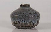 Gunnar Nylund (1904-1997)
Buttet vase med gråblå glasur
med brunlige elementer
Sign. GN + Sweden
+ model størrelse 5
Højde 9 cm
Diameter 11 cm
Fin fejlfri 1. sortering
emne nr:
328294 Gunnar Nylund (1904-1997)
Buttet vase med gråblå glasur
med brunlige elementer
Sign. GN + Sweden
+ model størrelse 5
Højde 9 cm
Diameter 11 cm
Fin fejlfri 1. sortering
emne nr:
328294