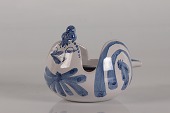 Bjørn Wiinblad (1918-2006)
Charmerende lysestage model L 80
udformet som glad fugl dekoreret med
de klassiske blå nuancer
Signeret WB 1979
Højde 9 cm
Længde 15,5 cm
Fin stand
- muligvis et lille chip på næbet
emne nr:
328322 Bjørn Wiinblad (1918-2006)
Charmerende lysestage model L 80
udformet som glad fugl dekoreret med
de klassiske blå nuancer
Signeret WB 1979
Højde 9 cm
Længde 15,5 cm
Fin stand
- muligvis et lille chip på næbet
emne nr:
328322