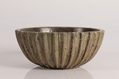 Arne Bang (1901-1983)
Stor bordskål af stentøj med kraftige riller
dekoreret med glasur i forskellige grønlige nuancer
Sign monogram for Arne Bang
Diameter 26 cm
Højde 11 cm
Fin stand uden skår eller reparation
emne nr:
329344 Arne Bang (1901-1983)
Stor bordskål af stentøj med kraftige riller
dekoreret med glasur i forskellige grønlige nuancer
Sign monogram for Arne Bang
Diameter 26 cm
Højde 11 cm
Fin stand uden skår eller reparation
emne nr:
329344
