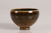 Berndt Friberg (1899-1981)
Lille rund skål med grøn og gull glasur
på lille lav fod
Sign. Friberg studiohand
Diameter 7,2 cm
Højde 5,2 cm
Fin stand uden skår eller reparation
emne nr:
329346 Berndt Friberg (1899-1981)
Lille rund skål med grøn og gull glasur
på lille lav fod
Sign. Friberg studiohand
Diameter 7,2 cm
Højde 5,2 cm
Fin stand uden skår eller reparation
emne nr:
329346