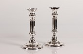 Par engelske elevator lysestager i Empirestil
Fremstillet af 2 tårnet forsølvet metal ca år 1900 med aftagelige lys manchetter
Højde 20,5 cm op til 25,5 cm
Fin stand med alm. patina
emne nr:
330569 Par engelske elevator lysestager i Empirestil
Fremstillet af 2 tårnet forsølvet metal ca år 1900 med aftagelige lys manchetter
Højde 20,5 cm op til 25,5 cm
Fin stand med alm. patina
emne nr:
330569