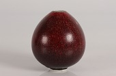 Royal Copenhagen
og Nils Thorsson (1898-1975)
Organisk formet stentøjs vase dekoreret
med et tykt lag okseblodsglasur
Sign. momogram for Nils Thorsson
+ 3 bølger for Royal Copenhagen
Unika uden nummer
Højde 12,5 cm
Diameter 11 cm
Fin fejlfri 1. sortering
emne nr:
330574 Royal Copenhagen
og Nils Thorsson (1898-1975)
Organisk formet stentøjs vase dekoreret
med et tykt lag okseblodsglasur
Sign. momogram for Nils Thorsson
+ 3 bølger for Royal Copenhagen
Unika uden nummer
Højde 12,5 cm
Diameter 11 cm
Fin fejlfri 1. sortering
emne nr:
330574