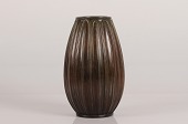 Just Andersen
Større vase udformet som aflang blomsterknop
fremstillet af brunpatineret disco metal
Model nr. 2364
Højde 21,5 cm
Diameter 13 cm
Fin stand med god patina
emne nr:
331213 Just Andersen
Større vase udformet som aflang blomsterknop
fremstillet af brunpatineret disco metal
Model nr. 2364
Højde 21,5 cm
Diameter 13 cm
Fin stand med god patina
emne nr:
331213