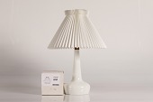 Esben Klint og Holmegaard Glasværk
Bordlampe model 311 af mundblæst hvid opalglas
med NY original Le Klint skærm 1/21
Skærmen koster alene kr. 1295,-
Lampen er tegnet af Esben Klint i 1949
Fremstillet af Holmegaard Glasværk
og Le Klint
Højde uden fatning 25 cm
H incl fatning og skærm 46 cm
Fin funktionsdygtig stand
med NY skærm
emne nr:
331324 Esben Klint og Holmegaard Glasværk
Bordlampe model 311 af mundblæst hvid opalglas
med NY original Le Klint skærm 1/21
Skærmen koster alene kr. 1295,-
Lampen er tegnet af Esben Klint i 1949
Fremstillet af Holmegaard Glasværk
og Le Klint
Højde uden fatning 25 cm
H incl fatning og skærm 46 cm
Fin funktionsdygtig stand
med NY skærm
emne nr:
331324