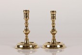 Par Næstved lysestager af messing fra midten af det 19 århundrede
Højde 16,5 cm - diameter 11,3 cm
Fin stand med gammel reparation
emne nr:
331333 Par Næstved lysestager af messing fra midten af det 19 århundrede
Højde 16,5 cm - diameter 11,3 cm
Fin stand med gammel reparation
emne nr:
331333