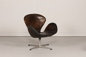 Arne Jacobsen (1902-1971)
Gl. svanestol FH 3320 fra 1960'erne
betrukket med sort læder med
betydelig patina
Producent: Fritz Hansen A/S
Højde 75 cm
Bredde 74 cm
Dybde 67 cm
Charmerende stand med patina
og porøst skum
- ingen huller i læderet
emne nr:
331717 Arne Jacobsen (1902-1971)
Gl. svanestol FH 3320 fra 1960'erne
betrukket med sort læder med
betydelig patina
Producent: Fritz Hansen A/S
Højde 75 cm
Bredde 74 cm
Dybde 67 cm
Charmerende stand med patina
og porøst skum
- ingen huller i læderet
emne nr:
331717