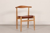 Hans J. Wegner (1914-2007)
Spisestuestol model nr. 708
fremstillet af sæbebehandlet bøgetræ
betrukket med cognac farvet læder
Højde 74/42 cm
Dybde 47 cm
Bredde 56 cm
Møbelproducent: Fritz Hansen A/S
Fin stand med patina
Stolen kan beses efter aftale
emne nr:
332579 Hans J. Wegner (1914-2007)
Spisestuestol model nr. 708
fremstillet af sæbebehandlet bøgetræ
betrukket med cognac farvet læder
Højde 74/42 cm
Dybde 47 cm
Bredde 56 cm
Møbelproducent: Fritz Hansen A/S
Fin stand med patina
Stolen kan beses efter aftale
emne nr:
332579