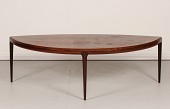 Johannes Andersen
Organisk formet sofabord af palisander
fremstillet af C. F. Christensen i Silkeborg
Længde 158 cm
Bredde 75 cm
Højde 50 cm
Pæn stand med patina efter almindelig brug
Sofabordet kan beses efter aftale
emne nr:
333020 Johannes Andersen
Organisk formet sofabord af palisander
fremstillet af C. F. Christensen i Silkeborg
Længde 158 cm
Bredde 75 cm
Højde 50 cm
Pæn stand med patina efter almindelig brug
Sofabordet kan beses efter aftale
emne nr:
333020