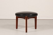Sven Ellekær
Skammel med sort læder formgivet 1962
med stel af palisander
Diameter 50 cm
Højde 41 cm
Producent; Chr. Linnebergs Møbelfabrik
Fin stand efter almindelig brug
Skamlen kan beses efter aftale
emne nr:
333024 Sven Ellekær
Skammel med sort læder formgivet 1962
med stel af palisander
Diameter 50 cm
Højde 41 cm
Producent; Chr. Linnebergs Møbelfabrik
Fin stand efter almindelig brug
Skamlen kan beses efter aftale
emne nr:
333024