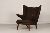 Hans J. Wegner (1914-2007)
Bamsestol AP 19
betrukket med brun nistret uld
og poter og ben af massiv teaktræ
Prroducent AP Stolen
Højde 99 cm
Dybde 90 cm
Bredde 90 cm
Fin stand efter alm. brug
Stolen kan beses efter aftale
emne nr:
334565 Hans J. Wegner (1914-2007)
Bamsestol AP 19
betrukket med brun nistret uld
og poter og ben af massiv teaktræ
Prroducent AP Stolen
Højde 99 cm
Dybde 90 cm
Bredde 90 cm
Fin stand efter alm. brug
Stolen kan beses efter aftale
emne nr:
334565