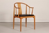 Hans J. Wegner (1914-2007)
Kinestol model 4283
Fremstillet af lys lakeret kirsebær
m/ny hynde af sort vegetallæder
Producent: Fritz Hansen A/S 1984
Højde 81 cm
Bredde 57 cm
Dybde 55 cm
Nypris kr. 48.201,-
Vores pris kr. 18.000
Fin stand efter alm. brug
Stolen kan beses efter aftale
emne nr:
336478 Hans J. Wegner (1914-2007)
Kinestol model 4283
Fremstillet af lys lakeret kirsebær
m/ny hynde af sort vegetallæder
Producent: Fritz Hansen A/S 1984
Højde 81 cm
Bredde 57 cm
Dybde 55 cm
Nypris kr. 48.201,-
Vores pris kr. 18.000
Fin stand efter alm. brug
Stolen kan beses efter aftale
emne nr:
336478