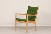 Hans Jørgen Wegner (1914-2007)
Lænestol model nr. 1788
fremstillet af sæbebehandlet bøgetræ
Stolen er tegnet til
Børge Mogensens tremmesofa
Højde incl. hynde 87 cm
Bredde 66 cm
Dybde 71 cm
Stolen leveres med
m/helt nye hynder Hallingdal 960
Rigtig fin stand
Stolen kan beses efter aftale
emne nr:
338113 Hans Jørgen Wegner (1914-2007)
Lænestol model nr. 1788
fremstillet af sæbebehandlet bøgetræ
Stolen er tegnet til
Børge Mogensens tremmesofa
Højde incl. hynde 87 cm
Bredde 66 cm
Dybde 71 cm
Stolen leveres med
m/helt nye hynder Hallingdal 960
Rigtig fin stand
Stolen kan beses efter aftale
emne nr:
338113