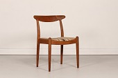 Hans J. Wegner (1914-2007)
Spisestuestol model W 1
fremstillet af oliehandlet massiv egetræ
Højde 76 cm
Sædehøjde 43 cm
Dybde 48 cm
Bredde 55 cm
Producent: C. M. Madsen
Fin stand
Stolen kan beses efter aftale
emne nr:
338144 Hans J. Wegner (1914-2007)
Spisestuestol model W 1
fremstillet af oliehandlet massiv egetræ
Højde 76 cm
Sædehøjde 43 cm
Dybde 48 cm
Bredde 55 cm
Producent: C. M. Madsen
Fin stand
Stolen kan beses efter aftale
emne nr:
338144