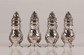 Sæt på 4 salt- og peber bøsser fremstillet af ægte 3 tårnet sølv hos Hugo Grûn i København
Rococo stil med stempel fra år 1954 + H.Gr. for Hugo Grün
Højde 9,5 cm
Fin stand efter alm. brug
emne nr:
338593 Sæt på 4 salt- og peber bøsser fremstillet af ægte 3 tårnet sølv hos Hugo Grûn i København
Rococo stil med stempel fra år 1954 + H.Gr. for Hugo Grün
Højde 9,5 cm
Fin stand efter alm. brug
emne nr:
338593