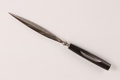 Papirkniv med indlægninger i form af hval og kajak fra Grønland
Skæfte af mørkt træ med blad af rustfrit stål
Længde 21,5 cm
Fin stand
emne nr:
338596 Papirkniv med indlægninger i form af hval og kajak fra Grønland
Skæfte af mørkt træ med blad af rustfrit stål
Længde 21,5 cm
Fin stand
emne nr:
338596