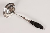 Stor dansk skønvirke potageske
Fremstillet af hammerslået ægte 3-tårnet sølv med skaft af mørkt træ
Stempel med 3 tårne i 1924
Længde 33 cm
Fin stand
emne nr:
339672 Stor dansk skønvirke potageske
Fremstillet af hammerslået ægte 3-tårnet sølv med skaft af mørkt træ
Stempel med 3 tårne i 1924
Længde 33 cm
Fin stand
emne nr:
339672