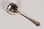 Rosenholm sølvbestik
Stor serveringsske
Fremstillet af 3 tårnet sølv med stempel fra 1950
Længde 25 cm
Fin stand uden monogram
emne nr:
340256 Rosenholm sølvbestik
Stor serveringsske
Fremstillet af 3 tårnet sølv med stempel fra 1950
Længde 25 cm
Fin stand uden monogram
emne nr:
340256