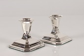 Par danske lysestager af 3 tårnet sølv fremstillet af dansk producent
Empire stil fra midten af det 20 århundrede
Mærket H.J. og stempel fra 1951
Højde 7,5 cm
Fin stand efter alm. brug
emne nr:
340257 Par danske lysestager af 3 tårnet sølv fremstillet af dansk producent
Empire stil fra midten af det 20 århundrede
Mærket H.J. og stempel fra 1951
Højde 7,5 cm
Fin stand efter alm. brug
emne nr:
340257