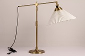 Le Klint og Aage Petersen
Bordlampe model 338
tegnet af Aage Petersen i 1949 for Le Klint
Fremstillet af lakeret messing
- højdejusterbar teleskop og med kip
Højde justerbar op til 74 cm
Arm længde incl skærm 75 cm
Lampen leveres med original Le Klint skærm
Fin funktionsdygtig stand
med en smule ridser - se nærbilleder
emne nr:
343219 Le Klint og Aage Petersen
Bordlampe model 338
tegnet af Aage Petersen i 1949 for Le Klint
Fremstillet af lakeret messing
- højdejusterbar teleskop og med kip
Højde justerbar op til 74 cm
Arm længde incl skærm 75 cm
Lampen leveres med original Le Klint skærm
Fin funktionsdygtig stand
med en smule ridser - se nærbilleder
emne nr:
343219