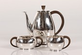 F. Hingelberg sølv Aarhus
Kaffesæt bestående af kaffekande samt sukkerskål og flødekande, hanke af mørkt kunststof
Højde 19 cm
Fremstillet af sterling sølv 925s i kraftig kvalitet
Stemplet F. Hingelberg Aarhus + Sterling Denmark
Rigtig fin stand
emne nr:
344078 F. Hingelberg sølv Aarhus
Kaffesæt bestående af kaffekande samt sukkerskål og flødekande, hanke af mørkt kunststof
Højde 19 cm
Fremstillet af sterling sølv 925s i kraftig kvalitet
Stemplet F. Hingelberg Aarhus + Sterling Denmark
Rigtig fin stand
emne nr:
344078