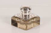 Stort blækhus fra begyndelsen af det 20 århundrede
Fremstillet af planslebet glas med låg af 3-tårnet sølv og tin besætning.
Sølvstempel med 3-tårne
Størrelse 12 x 12 cm - højde 12 cm
Fin stand
emne nr:
344079 Stort blækhus fra begyndelsen af det 20 århundrede
Fremstillet af planslebet glas med låg af 3-tårnet sølv og tin besætning.
Sølvstempel med 3-tårne
Størrelse 12 x 12 cm - højde 12 cm
Fin stand
emne nr:
344079