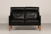 Børge Mogensen (1914-1972)
Lille kupé sofa model 2432 med egeben
betrukket med sort læder
Producent: Fredericia Furniture
Højde 96 cm
Længde 130 cm
Dybde 85 cm
Sædehøjde 42 cm
Rigtig fin stand med smuk patina
og gode hynder
Sofaen kan beses efter aftale
emne nr:
344389 Børge Mogensen (1914-1972)
Lille kupé sofa model 2432 med egeben
betrukket med sort læder
Producent: Fredericia Furniture
Højde 96 cm
Længde 130 cm
Dybde 85 cm
Sædehøjde 42 cm
Rigtig fin stand med smuk patina
og gode hynder
Sofaen kan beses efter aftale
emne nr:
344389