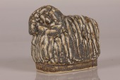 Henrik Allert (1937- )
Vædder figur fremstillet af stentøj
dekoreret med lysebrun og sandfarvet glasur
Sign monogram HA for Henrik Allert
Producent: Rörstrand Sweden
Højde 5 cm
Længde 8 cm
Fin stand uden skår eller revner
emne nr:
347445 Henrik Allert (1937- )
Vædder figur fremstillet af stentøj
dekoreret med lysebrun og sandfarvet glasur
Sign monogram HA for Henrik Allert
Producent: Rörstrand Sweden
Højde 5 cm
Længde 8 cm
Fin stand uden skår eller revner
emne nr:
347445
