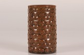 Hjorth keramik - Bornholm
Slank vase model 021 fremstillet af stentøj
dekoreret okkerfarvet og brun glasur
Højde 13 cm
Diameter 7,5 cm
Sign. L Hjorth - Danmark
Fin stand uden skår
emne nr:
347459 Hjorth keramik - Bornholm
Slank vase model 021 fremstillet af stentøj
dekoreret okkerfarvet og brun glasur
Højde 13 cm
Diameter 7,5 cm
Sign. L Hjorth - Danmark
Fin stand uden skår
emne nr:
347459