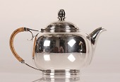Art Deco thepotte med flettet varme isolerende håndtag
Fremstillet af ægte 3 tårnet sølv hos Cohr Sølv i 1939
Stemplet med 3 tårne + år 1939 + CMC for Carl M Cohr
Højde 14,5 cm - længde 22 cm - diameter 13,5 cm
Fin stand
emne nr:
347604 Art Deco thepotte med flettet varme isolerende håndtag
Fremstillet af ægte 3 tårnet sølv hos Cohr Sølv i 1939
Stemplet med 3 tårne + år 1939 + CMC for Carl M Cohr
Højde 14,5 cm - længde 22 cm - diameter 13,5 cm
Fin stand
emne nr:
347604