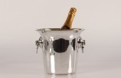 Gammel Champagnekøler fremstillet af forsølvet messing
Højde 20 cm - diameter 23,5 cm
Fin stand med patina
emne nr:
347922 Gammel Champagnekøler fremstillet af forsølvet messing
Højde 20 cm - diameter 23,5 cm
Fin stand med patina
emne nr:
347922