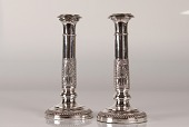 Par engelske lysestager i Empirestil
Fremstillet af forsølvet metal ca år 1850 med aftagelige lys manchetter
Højde 22 cm
Fin stand med alm. patina
emne nr:
348579 Par engelske lysestager i Empirestil
Fremstillet af forsølvet metal ca år 1850 med aftagelige lys manchetter
Højde 22 cm
Fin stand med alm. patina
emne nr:
348579