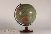Gammel globus m/indlagt lys og stander af drejet massivt træ
Fra midten af det 20 århundrede
Højde 45 cm
Fin funktionsdygtig stand
emne nr:
350009 Gammel globus m/indlagt lys og stander af drejet massivt træ
Fra midten af det 20 århundrede
Højde 45 cm
Fin funktionsdygtig stand
emne nr:
350009