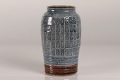 Royal Copenhagen
Jørgen Mogensen stentøjsvase model 21788
med indprægede blomster og lys blå glasur
Dette eksemplar er produceret i 1962
Sign. monogram for Jørgen Mogensen
Højde 20,5 cm
Fin fejlfri 1. sortering
emne nr:
350013 Royal Copenhagen
Jørgen Mogensen stentøjsvase model 21788
med indprægede blomster og lys blå glasur
Dette eksemplar er produceret i 1962
Sign. monogram for Jørgen Mogensen
Højde 20,5 cm
Fin fejlfri 1. sortering
emne nr:
350013