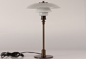 Poul Henningsen (1894-1967)
PH jubilæumsbordlampe 3/2 anno 1994
Fremstillet af brunpatineret messing
monteret med hvide opalglasskærme
Original fra Louis Poulsen A/S
Højde 45 cm
Skærm diameter 29 cm
Fin funktionsdygtig stand
uden skader på skærmene
emne nr:
350014 Poul Henningsen (1894-1967)
PH jubilæumsbordlampe 3/2 anno 1994
Fremstillet af brunpatineret messing
monteret med hvide opalglasskærme
Original fra Louis Poulsen A/S
Højde 45 cm
Skærm diameter 29 cm
Fin funktionsdygtig stand
uden skader på skærmene
emne nr:
350014