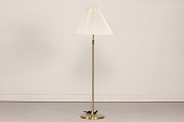 Le Klint og Aage Petersen
Standerlampe model 339
tegnet af Aage Petersen i 1949 for Le Klint
Fremstillet af lakeret messing
- højdejusterbar teleskop
Højde justerbar fra 136 cm op til 182 cm
Lampen leveres med original Le Klint skærm
med patina
Fin funktionsdygtig stand
med en smule ridser - se nærbilleder
emne nr:
351277 Le Klint og Aage Petersen
Standerlampe model 339
tegnet af Aage Petersen i 1949 for Le Klint
Fremstillet af lakeret messing
- højdejusterbar teleskop
Højde justerbar fra 136 cm op til 182 cm
Lampen leveres med original Le Klint skærm
med patina
Fin funktionsdygtig stand
med en smule ridser - se nærbilleder
emne nr:
351277