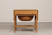 Hans J. Wegner (1914-2007)
Sybord model AT 33 af massiv egetræ
m/skuffe og kurv til garnnøgler
Producent: Andreas Tuck
Længde 66 cm + klapper i alt 117 cm
Bredde 57 cm
Højde 60 cm
Fin stand - klar til brug
Bordet kan beses efter aftale
emne nr:
351278 Hans J. Wegner (1914-2007)
Sybord model AT 33 af massiv egetræ
m/skuffe og kurv til garnnøgler
Producent: Andreas Tuck
Længde 66 cm + klapper i alt 117 cm
Bredde 57 cm
Højde 60 cm
Fin stand - klar til brug
Bordet kan beses efter aftale
emne nr:
351278