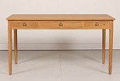 Hans J. Wegner (1914-2007)
Skrivebord AT 305 m/3 skuffer
fremstillet af ubehandlet massiv egetræ
med ny fineret bordplade
Længde 138 cm
Bredde 76 cm
Højde 73/60 cm
Producent: Andreas Tuck
Fin stand
Skrivebordet kan kun beses efter aftale
emne nr:
353510 Hans J. Wegner (1914-2007)
Skrivebord AT 305 m/3 skuffer
fremstillet af ubehandlet massiv egetræ
med ny fineret bordplade
Længde 138 cm
Bredde 76 cm
Højde 73/60 cm
Producent: Andreas Tuck
Fin stand
Skrivebordet kan kun beses efter aftale
emne nr:
353510