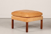 Børge Mogensen (1914-1972)
Skammel til øreklapstolen nr. 2204
med ben af nøddetræ betrukket med
natur vegetal læder med begyndende patina
Producent: Fredericia Furniture
Bredde 60 cm
Dybde 60 cm
Højde 43 cm
Fin stand med patina
Skamlen kan beses efter aftale
emne nr:
353511 Børge Mogensen (1914-1972)
Skammel til øreklapstolen nr. 2204
med ben af nøddetræ betrukket med
natur vegetal læder med begyndende patina
Producent: Fredericia Furniture
Bredde 60 cm
Dybde 60 cm
Højde 43 cm
Fin stand med patina
Skamlen kan beses efter aftale
emne nr:
353511
