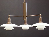 Poul Henningsen (1894-1967)
Stammekrone af brunpatineret messing
m/3 arme monteret med hvide opalglasskærme
Diameter ca. 55 cm
Producent: Louis Poulsen A/S
Fin funktionsdygtig stand
emne nr:
35432 Poul Henningsen (1894-1967)
Stammekrone af brunpatineret messing
m/3 arme monteret med hvide opalglasskærme
Diameter ca. 55 cm
Producent: Louis Poulsen A/S
Fin funktionsdygtig stand
emne nr:
35432