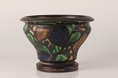 H. A. Kähler keramik
Stor urtepotte af keramik
med kohornsdekoration i forskellige farver
Højde 20 cm
Diameter 29 cm
Fin stand uden revner eller rep.
- se nærbillede af lille chip på kanten
emne nr:
354651 H. A. Kähler keramik
Stor urtepotte af keramik
med kohornsdekoration i forskellige farver
Højde 20 cm
Diameter 29 cm
Fin stand uden revner eller rep.
- se nærbillede af lille chip på kanten
emne nr:
354651