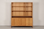 Hans J. Wegner (1914-2007)
Reol
fremstillet af egetræ
Overdel med hylder
samt underdel med skuffer og låger
Fremstillet hos Rye Møblefabrik
Længde 149 cm
Dybde 33/49 cm
Højde 180 cm
Fin stand
Reolen kan beses efter aftale
emne nr:
355969 Hans J. Wegner (1914-2007)
Reol
fremstillet af egetræ
Overdel med hylder
samt underdel med skuffer og låger
Fremstillet hos Rye Møblefabrik
Længde 149 cm
Dybde 33/49 cm
Højde 180 cm
Fin stand
Reolen kan beses efter aftale
emne nr:
355969