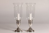 Par hurricane lysestager fremstillet af sterling sølv fra midten af det 20 århundrede
Glat overflade og mundblæste glas med slibninger i form af blade og tynde streger
Stemplet: Sterling Pat. 256 7780 + 101 36/1 + weighted reinforced
Højde 30 cm
Fin stand
emne nr:
356719 Par hurricane lysestager fremstillet af sterling sølv fra midten af det 20 århundrede
Glat overflade og mundblæste glas med slibninger i form af blade og tynde streger
Stemplet: Sterling Pat. 256 7780 + 101 36/1 + weighted reinforced
Højde 30 cm
Fin stand
emne nr:
356719