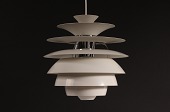 Poul Henningsen (1894-1967)
PH Kuglelamel eller Snowball lampe
fremstillet af hvidlakeret og
blank forkromet metal
Højde 40 cm
Diameter 40 cm
Producent: Louis Poulsen A/S
Fin funktionsdygtig stand
emne nr:
356723 Poul Henningsen (1894-1967)
PH Kuglelamel eller Snowball lampe
fremstillet af hvidlakeret og
blank forkromet metal
Højde 40 cm
Diameter 40 cm
Producent: Louis Poulsen A/S
Fin funktionsdygtig stand
emne nr:
356723